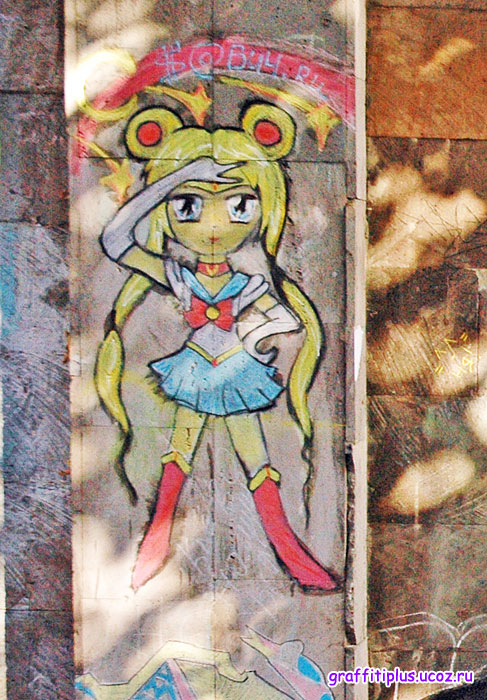 Аниме-забор в Калуге: девочка с золотыми волосами